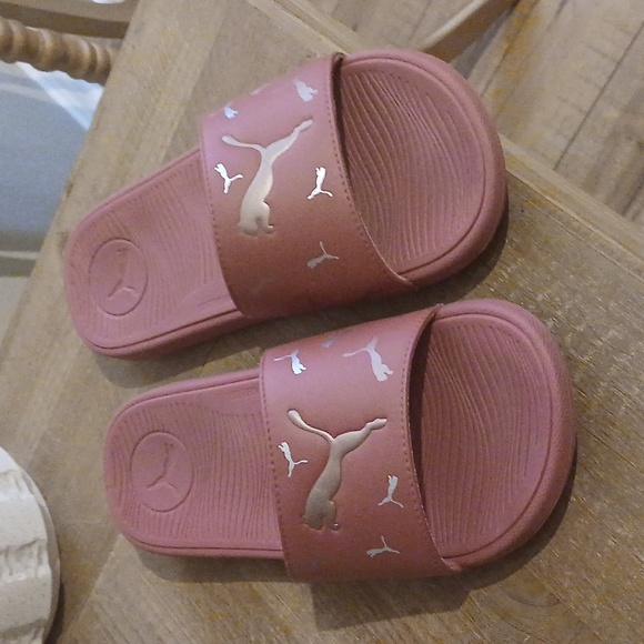 Women's Puma Slides Sandals With Metallic Gold Accent. Size 8 - Picture 11 of 17